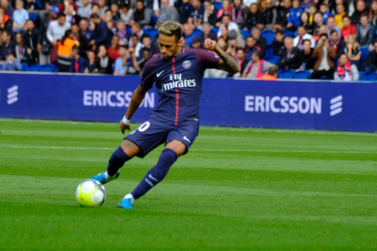 全市场：时隔半年后那不勒斯再次关注加纳乔，愿报价4500万欧（全市场：那不勒斯半年后重启追逐加纳乔，拟开出4500万欧报价）