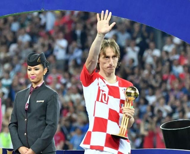 凯恩回应与巴萨传闻：我没和任何人接触，现在在拜仁很开心（凯恩否认巴萨传闻：未与任何人接触，现阶段在拜仁很开心）