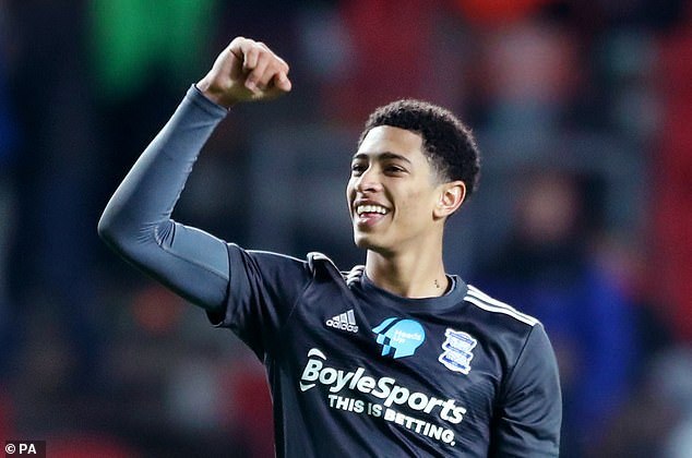 北京国安足协杯夺冠，法比奥荣膺金靴，球员拼尽全力，彰显拼搏精神。