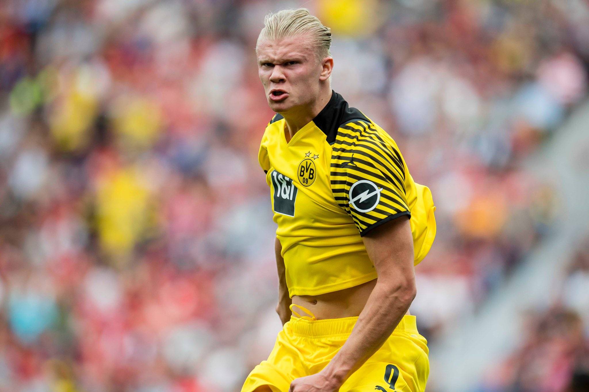 追星现场？这才是真正的双向奔赴！残特奥会赛场上，观众围着运动员们要签名！（这才是双向奔赴！残特奥会赛场成“追星”现场，观众争相向运动员要签名）