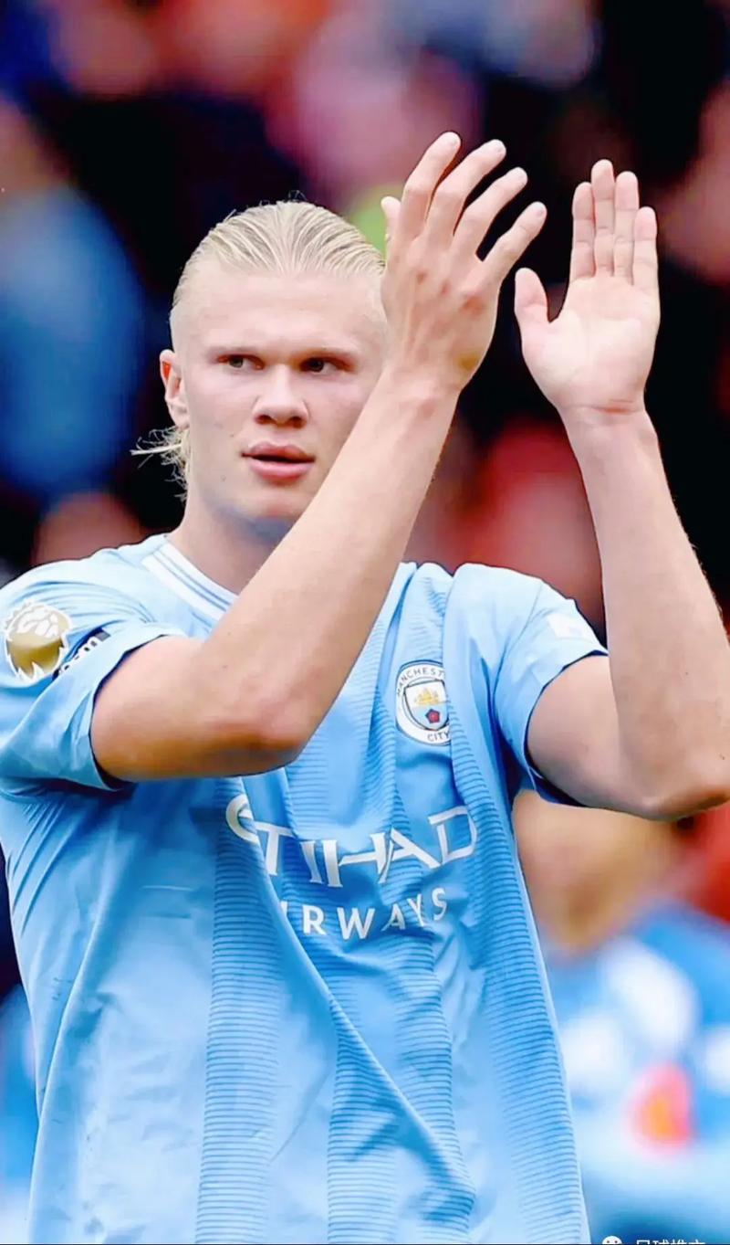 没绷住，1米95的哈兰德看到1米75的居莱尔角球盯防自己后笑了（1米95的哈兰德见1米75的居莱尔角球盯防，没忍住笑了）