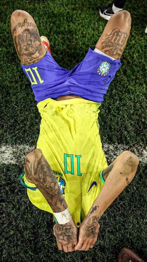 哈登在比赛中超越安东尼，进入NBA历史得分榜前十，成为首位2009届进入前十的球员，距30000分仍需1710分。（哈登超越安东尼跻身NBA历史得分前十，成2009届首位前十球员，距3万分尚差1710分）