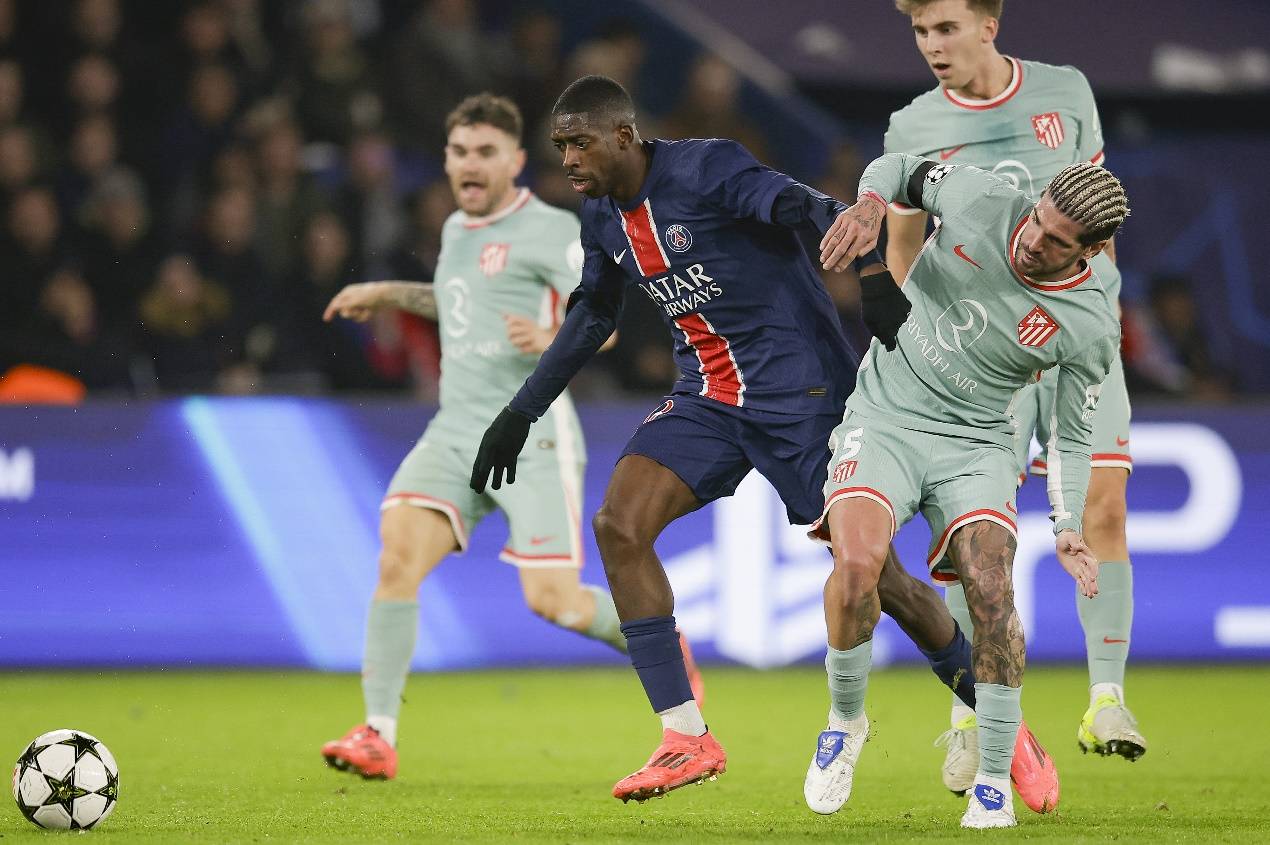 山东泰山今天下午在基地举行球迷开放日，一百多名球迷到场（山东泰山基地今日下午向球迷开放，百余名球迷到场）