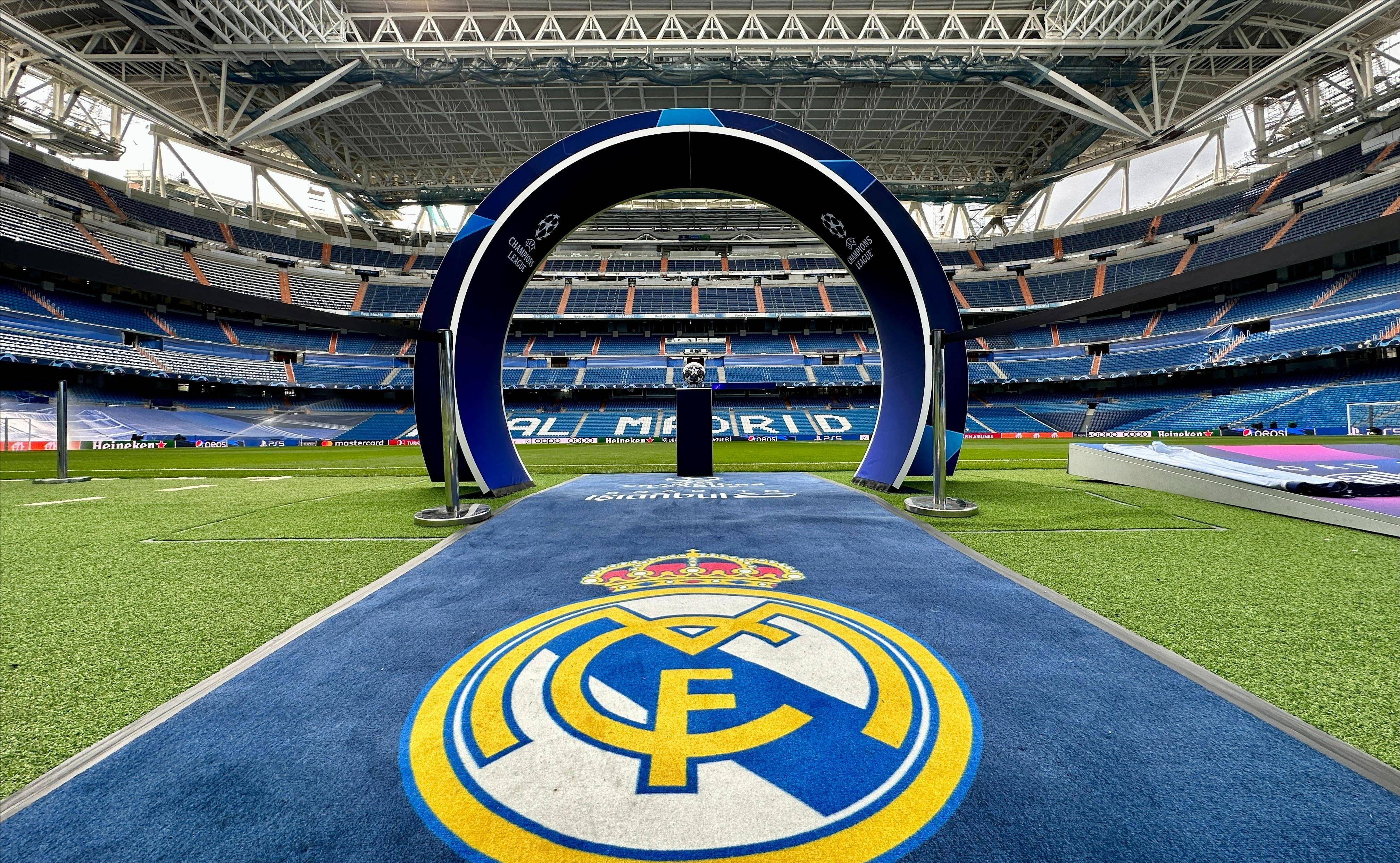 门将扑出点球，全场掌声雷动（门将神勇扑点，全场掌声如潮）