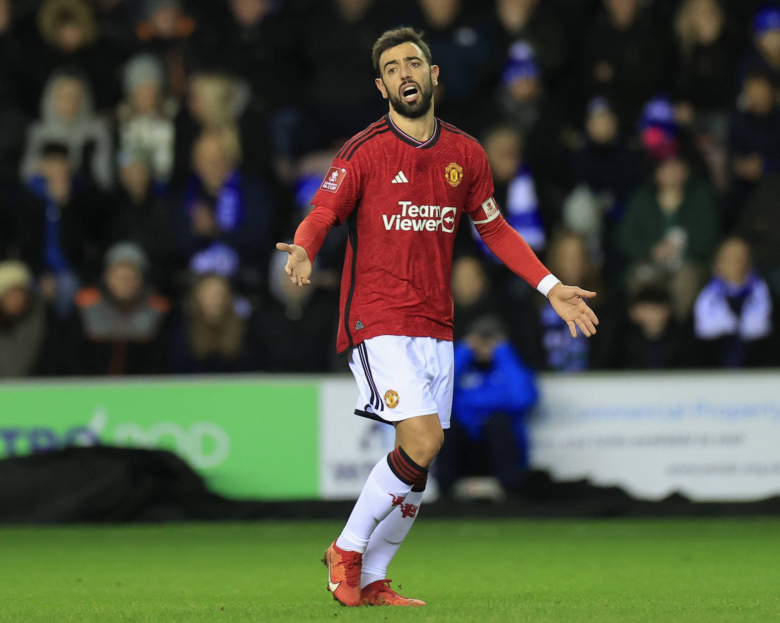 本菲卡旧将路易松晒照说在学习，照片显示他问AI足球总监职责（本菲卡旧将路易松晒学习照，图中可见他向AI询问足球总监职责）