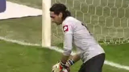 达成生涯400助里程碑，梅西赛后把球衣送给了看台上的父母（梅西达成生涯第400次助攻里程碑，赛后将球衣送上看台献给父母）