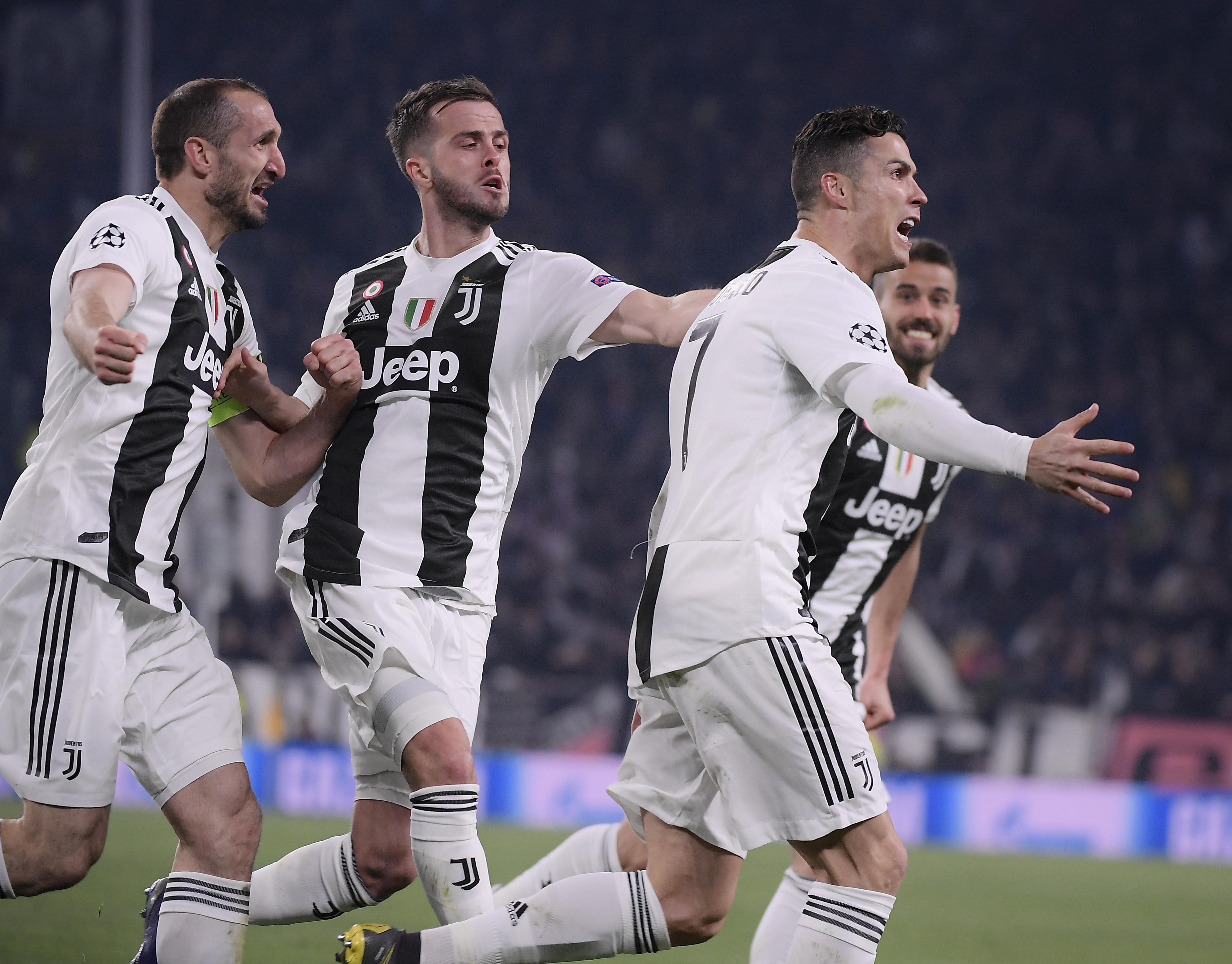 曼联英超14轮1-1战平西汉姆联，近5轮仅胜1场，阿莫林执教遇质疑，防守问题突出。（英超第14轮曼联1-1西汉姆，近五轮仅一胜，阿莫林执教受质疑，防线隐患凸显）