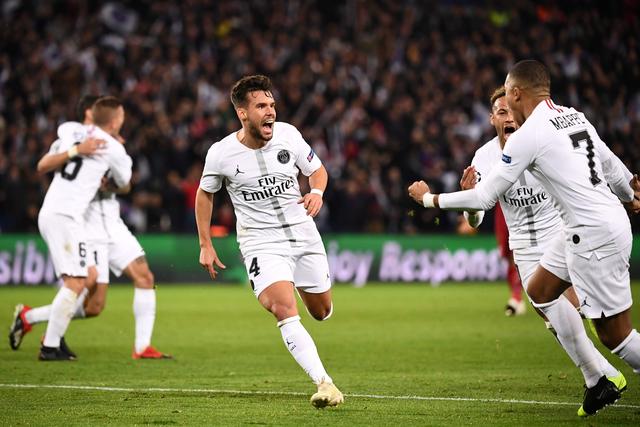 英超冷门多豪门问题多，曼联1比1西汉姆，B费错失良机被质疑（英超爆冷频现豪强陷困境，曼联1-1西汉姆，B费挥霍良机遭质疑）